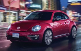 Photo de l’extérieur de la Volkswagen Beetle 2016, l’avant du véhicule.